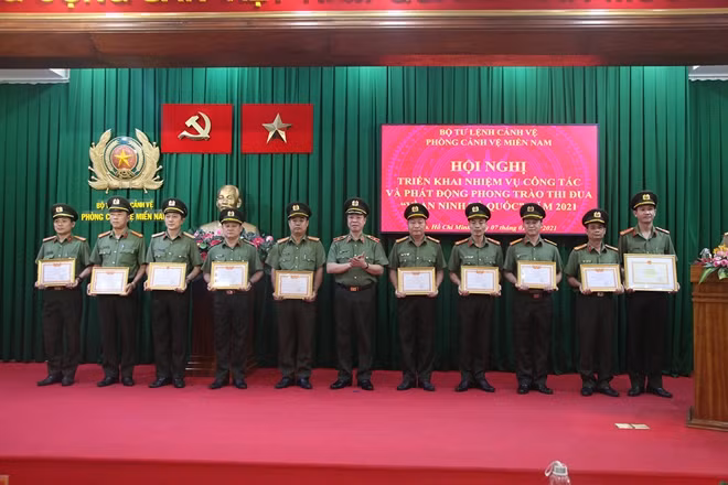 Các tập thể, cá nhân được khen thưởng