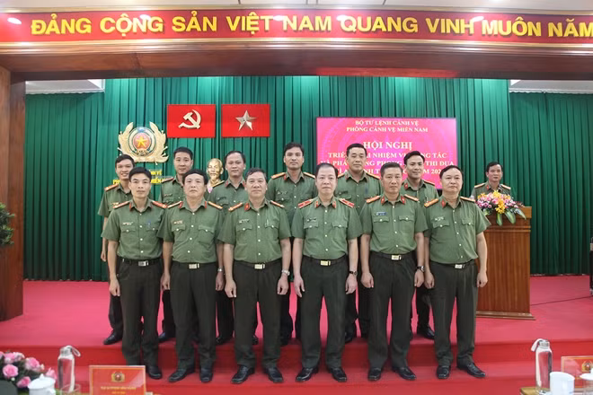 Các đại biểu chụp ảnh lưu niệm tại Hội nghị