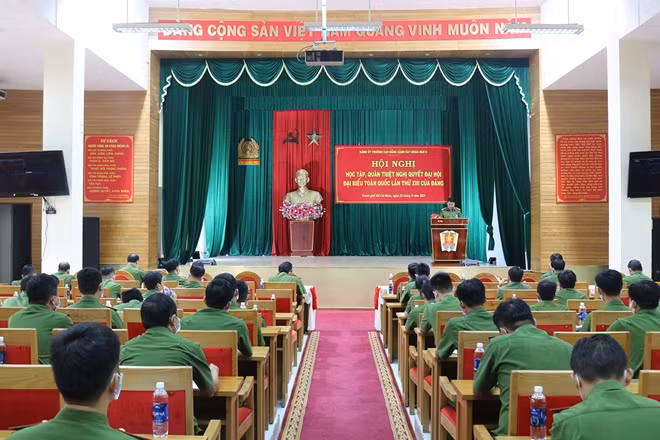 Cán bộ, giảng viên tham gia Hội nghị