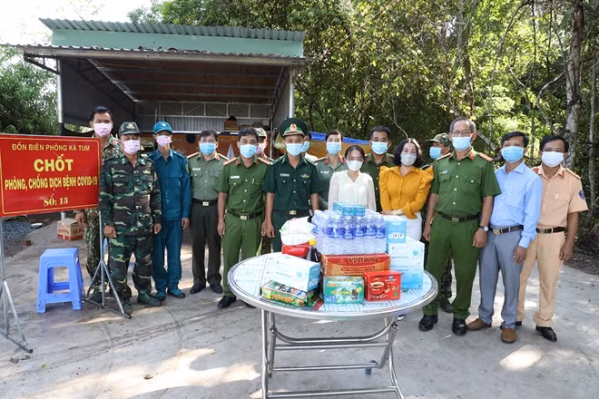 Đại tá Lý Hồng Sinh tặng quà các chốt phòng chống dịch.