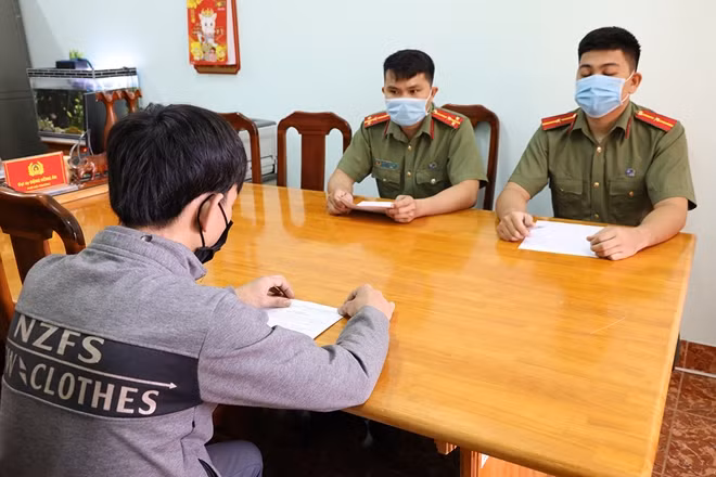 Công an huyện Gò Dầu tống đạt quyết định xử phạt hành chính đối tượng