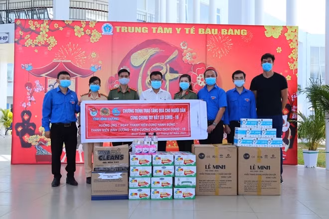 Cán bộ, chiến sỹ trao tặng nước rửa tay, khẩu trang cho trung tâm