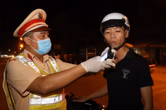Cán bộ CSGT kiểm tra nồng độ cồn người tham gia giao thông.