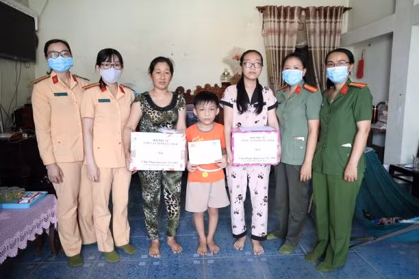 Công an tỉnh Tây Ninh tặng quà cho các cháu bé