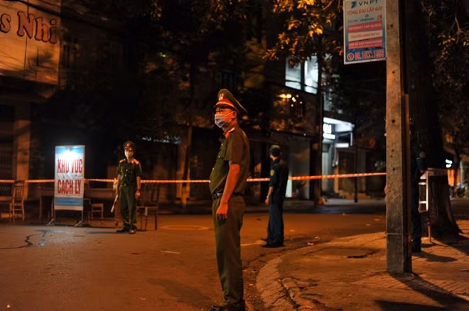 Mỗi tổ chốt chặn có 12 người tham gia