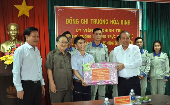 Phó Thủ tướng Trương Hoà Bình đến thăm, tặng quà cho cán bộ, công nhân viên tại Công ty Nhôm Đắk Nông – TKV
