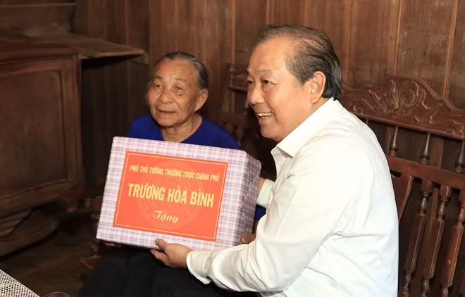 Phó Thủ tướng Trương Hoà Bình cùng đoàn công tác đến thăm các gia đình chính sách trên địa bàn TP Gia Nghĩa