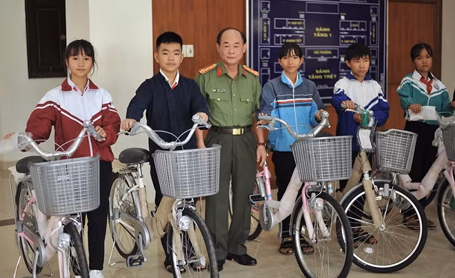Đại tá Trần Kim Thẩm, Phó Tổng biên tập Báo CAND, đơn vị chủ quản “Quỹ bảo trợ học sinh nghèo, học sinh dân tộc thiểu số” trao xe đạp cho các em học sinh