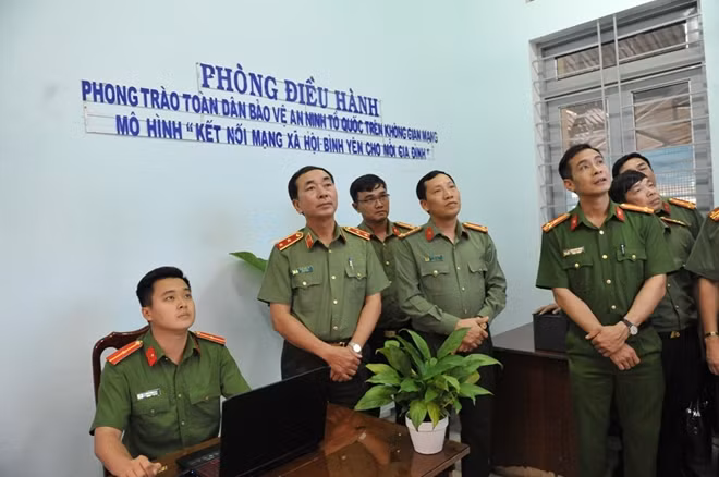 Thứ trưởng Trần Quốc Tỏ cùng Đoàn công tác thăm, kiểm tra Trung tâm điều hành mô hình “Kết nối mạng xã hội - Bình yên cho mỗi gia đình” tại Công an huyện Cư M’gar