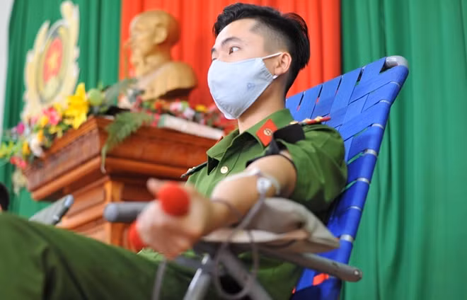 Tại buổi hiến máu, có nhiều cán bộ, chiến sỹ tham gia lần đầu nhưng cũng có người tham gia hàng chục lần