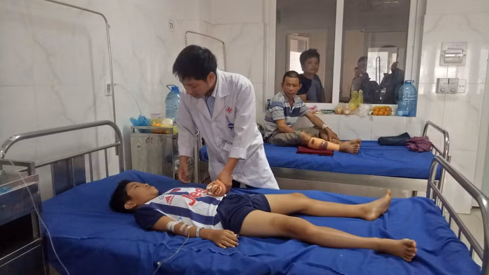 Bé trai 12 tuổi bị dập nát bàn tay vì nổ điện thoại
