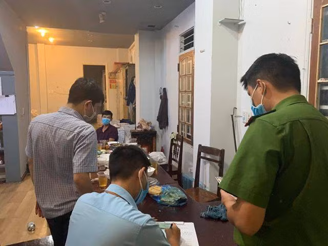 Lực lượng chức năng lập biên bản những người vi phạm