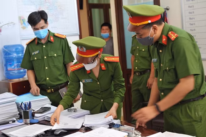 Cơ quan Công an tiến hành khám xét nơi làm việc của một bị can