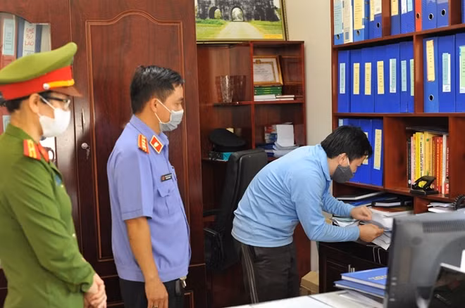 Cơ quan Công an tiến hành khám xét nơi làm việc của một bị can trong vụ án