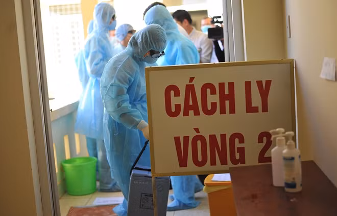 Sau khi lấy mẫu, khu vực cách ly được giám sát chặt chẽ.