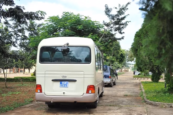 Sau khi bàn giao các sinh viên cho Trường Đại học Tây Nguyên, các sinh viên được xe chuyên dụng chở về lại trường tiếp tục học tập