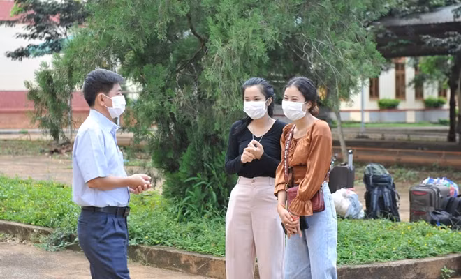 Các du học sinh Lào nói lời cảm ơn đến đội ngũ y bác sỹ trước khi trở về trường học tập