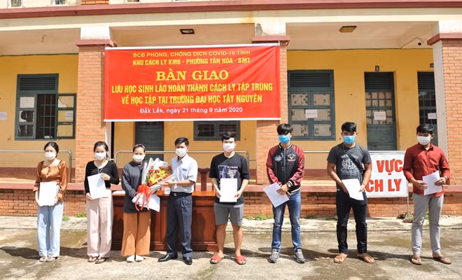 Bác sỹ Lê Phúc, Phó giám đốc CDC Đắk Lắk trao giấy chứng nhận hoàn thành cách ly cho các sinh viên Lào