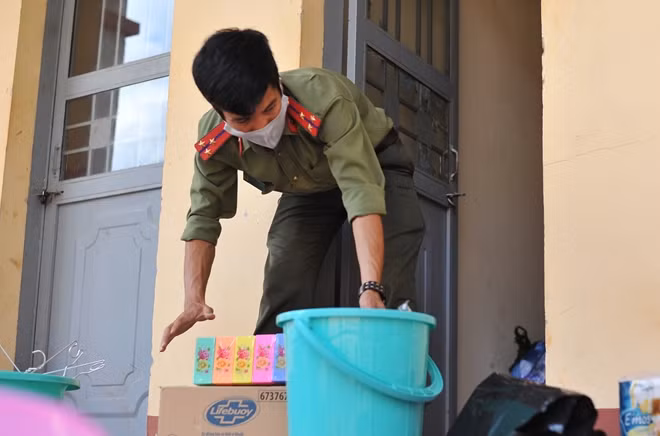 Cán bộ, chiến sỹ chuẩn bị lương thực cấp phát cho công dân đến cách ly tập trung