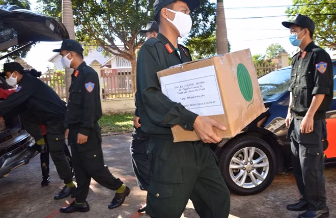 Lực lượng Công an Đắk Lắk hỗ trợ phát khẩu trang miễn phí cho người dân trong mùa dịch