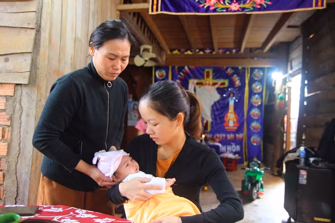 Chị Thảo ôm đứa con mới hơn 3 tháng tuổi vào lòng bật khóc