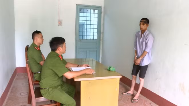 Bị can Tùng khi bị bắt giữ tại Cơ quan điều tra