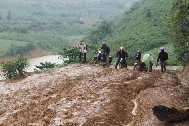 Để đến được điểm trường, các thầy cô phải vượt hàng chục cây số đường lầy lội, trơn trượt