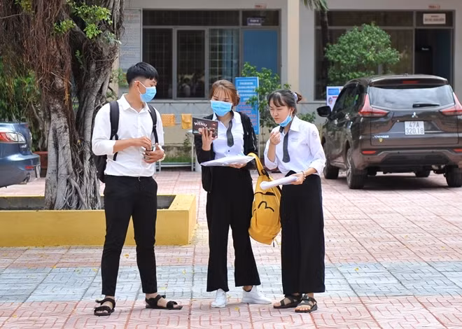 Thí sinh trao đổi sau ngày thi thứ nhất
