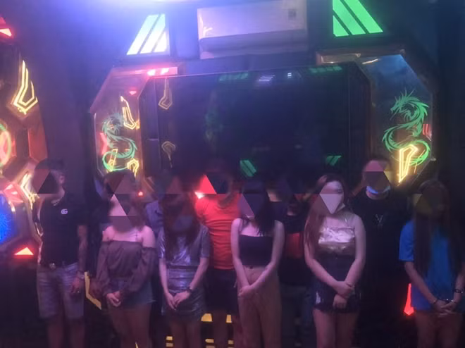Một nhóm thanh niên bị bắt giữ khi đang tổ chức tiệc ma tuý trong quán karaoke