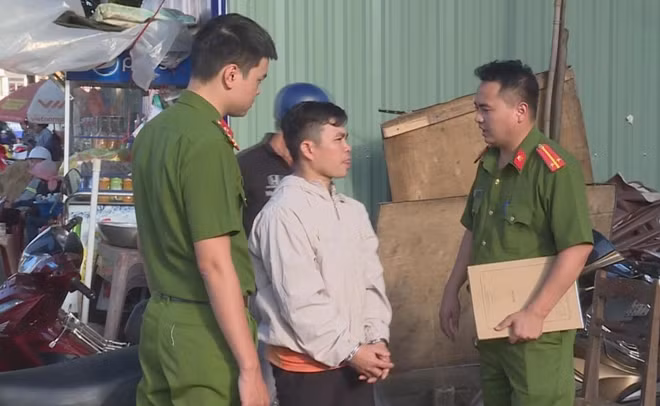 Các đối tượng được dẫn giải ra hiện trường để thực nghiệm điều tra lại vụ việc