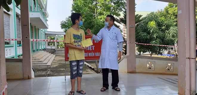 Bác sỹ Bệnh viện Lao và bệnh Phổi Đắk Lắk trao giấy chứng nhận cho bệnh nhân số 602