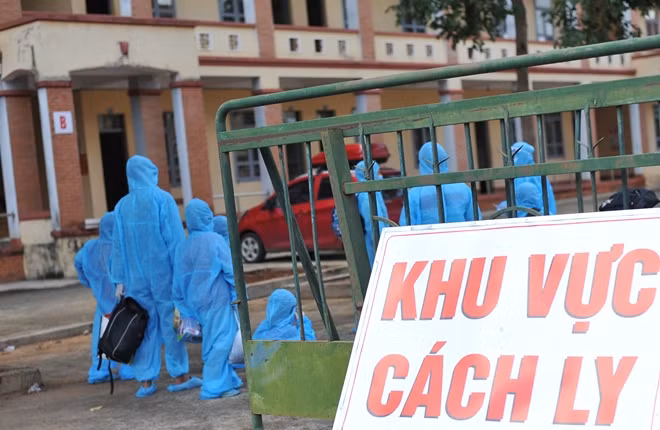 Các trường hợp tiếp xúc gần với các ca mắc COVID-19 được đưa vào cách ly tại các trung tâm cách ly tập trung