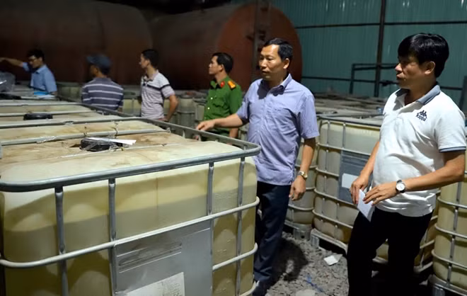 Hàng nghìn lít dung môi để sản xuất xăng giả được lực lượng Công an phát hiện tại một kho hàng của các đối tượng.