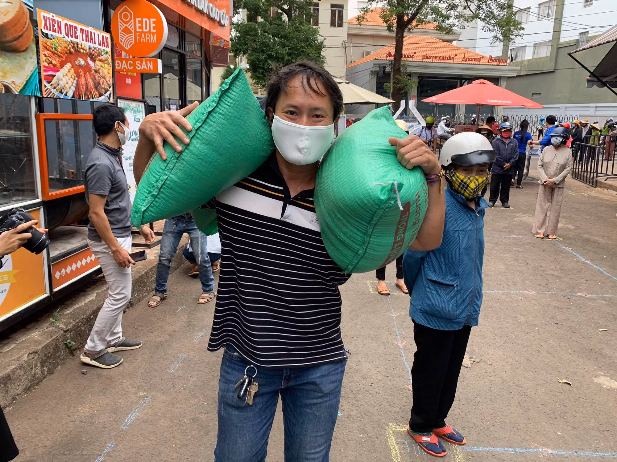 Hơn 4.880 tấn gạo hỗ trợ người dân 3 tỉnh gặp khó khăn do dịch COVID-19 ảnh 3