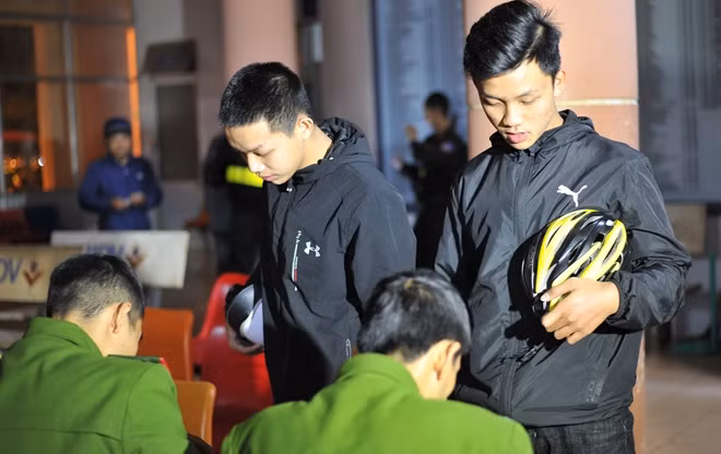 Một số đối tượng được đưa đi test nhanh chất ma tuý ngay trong đêm