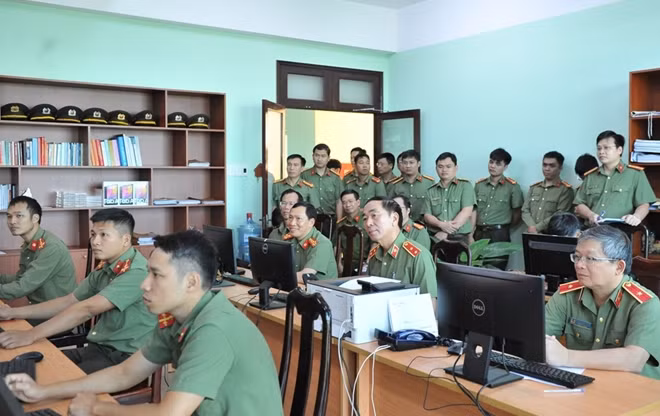 Thứ trưởng Trần Quốc Tỏ cùng Đoàn công tác kiểm tra, khảo sát Trung tâm điều hành mô hình “Kết nối mạng xã hội - bình yên cho mỗi gia đình” tại trụ sở Công an tỉnh