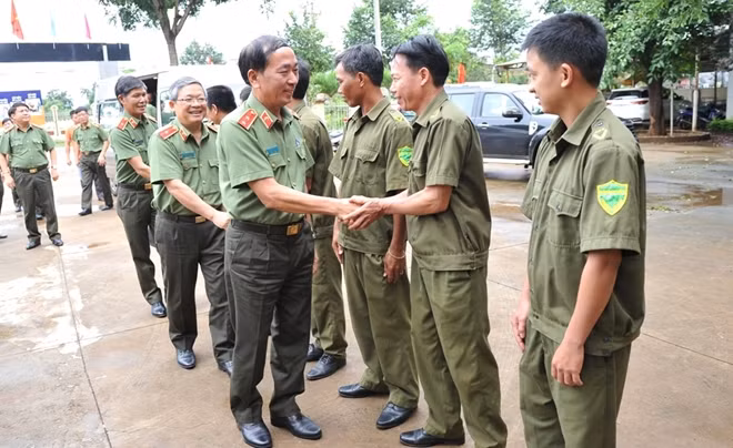 Thứ trưởng Trần Quốc Tỏ cùng Đoàn công tác đến thăm, khảo sát việc triển khai thực hiện phong trào Toàn dân bảo vệ an ninh Tổ quốc trên không gian mạng, mô hình “Kết nối mạng xã hội - bình yên cho mỗi gia đình” tại Công an xã Ea Kpam