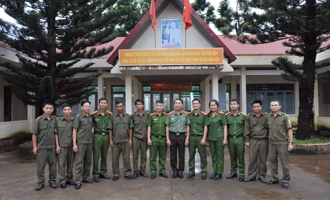 Thứ trưởng Trần Quốc Tỏ chụp nahr lưu niệm cùng Ban Công an xã Ea Kpam
