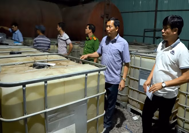 Công an tỉnh Đắk Nông phát hiện hàng triệu lít dung môi được phát hiện tại kho xưởng của các đối tượng (tháng 6/2019).