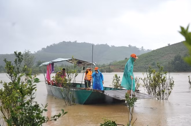 Chiếc thuyền máy này là phương tiện duy nhất để liên lạc với bên ngoài của hơn 1.000 nhân khẩu tại thôn 9 và thôn 11, xã Cư San