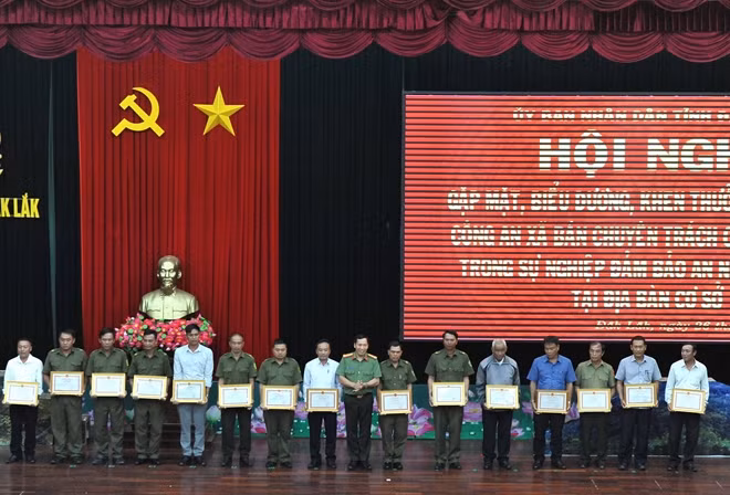 Đại tá Lê Văn Tuyến, Giám đốc Công an tỉnh trao Giấy khen tạng các cá nhân