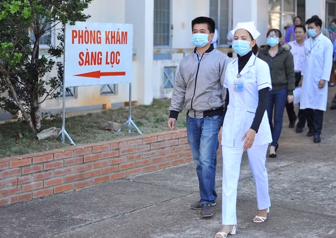 Bệnh nhân A. cùng người yêu được đưa đến khám sàng lọc hô hấp