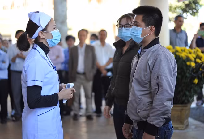 Phát hiện bệnh nhân A. và người yêu sốt trên 39 độ C