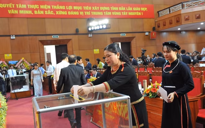 Đại biểu bỏ phiếu bầu Ban Chấp hành Đảng bộ tỉnh Đắk Lắk khoá XVII