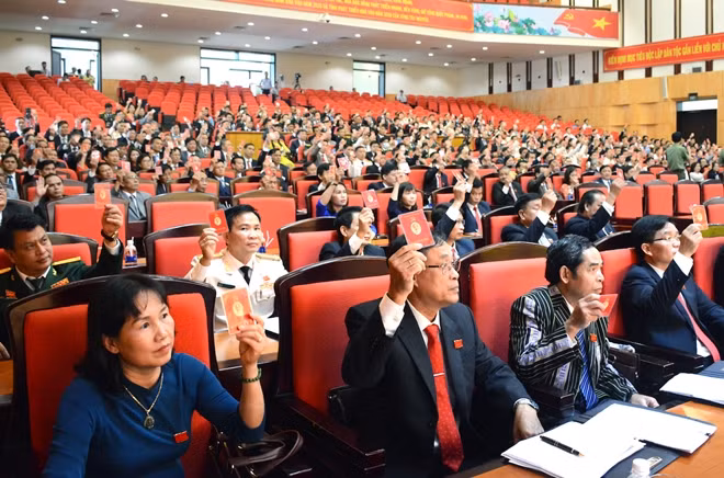 Các đại biểu biểu quyết thông qua bầu Đoàn Chủ tịch tại Đại hội