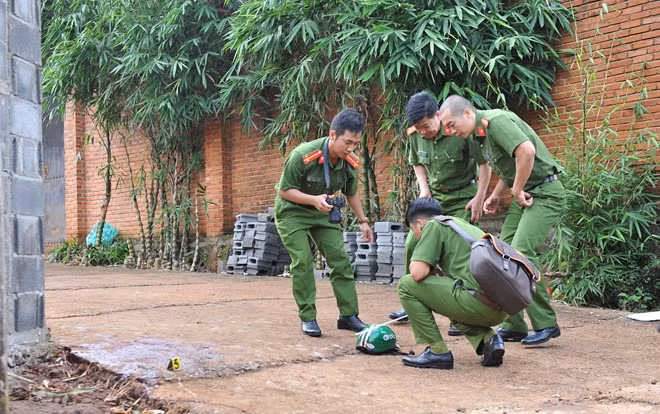 Lực lượng Công an đang khám nghiệm hiện trường
