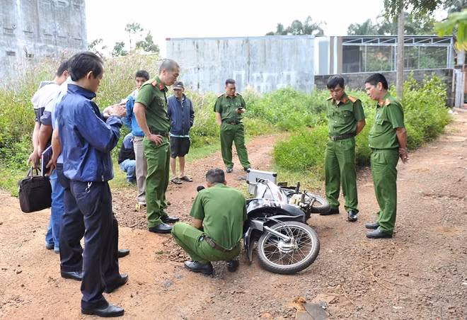 Lực lượng Công an tiến hành khám nghiệm hiện trường