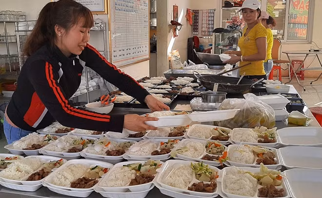 Cán bộ, chiến sỹ Công an Đắk Lắk đang chuẩn bị các suất ăn cho người được cách ly