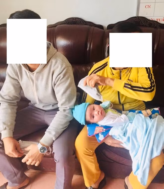 Gia đình mẹ con ở Bình Phước và cháu bé tại Cơ quan Công an