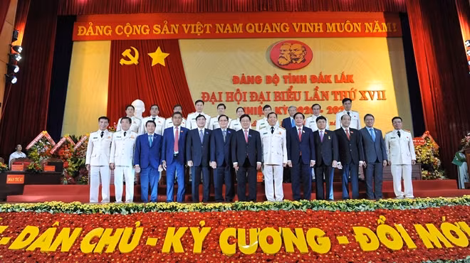 Đoàn đại biểu Công an Đắk Lắk chụp ảnh lưu niệm cùng các đồng chí lãnh đạo Đảng, Nhà nước dự Đại hội